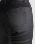 The bottom of a woman wearing women's black motorcycle jeans Lorica Kevlar from Pando Moto