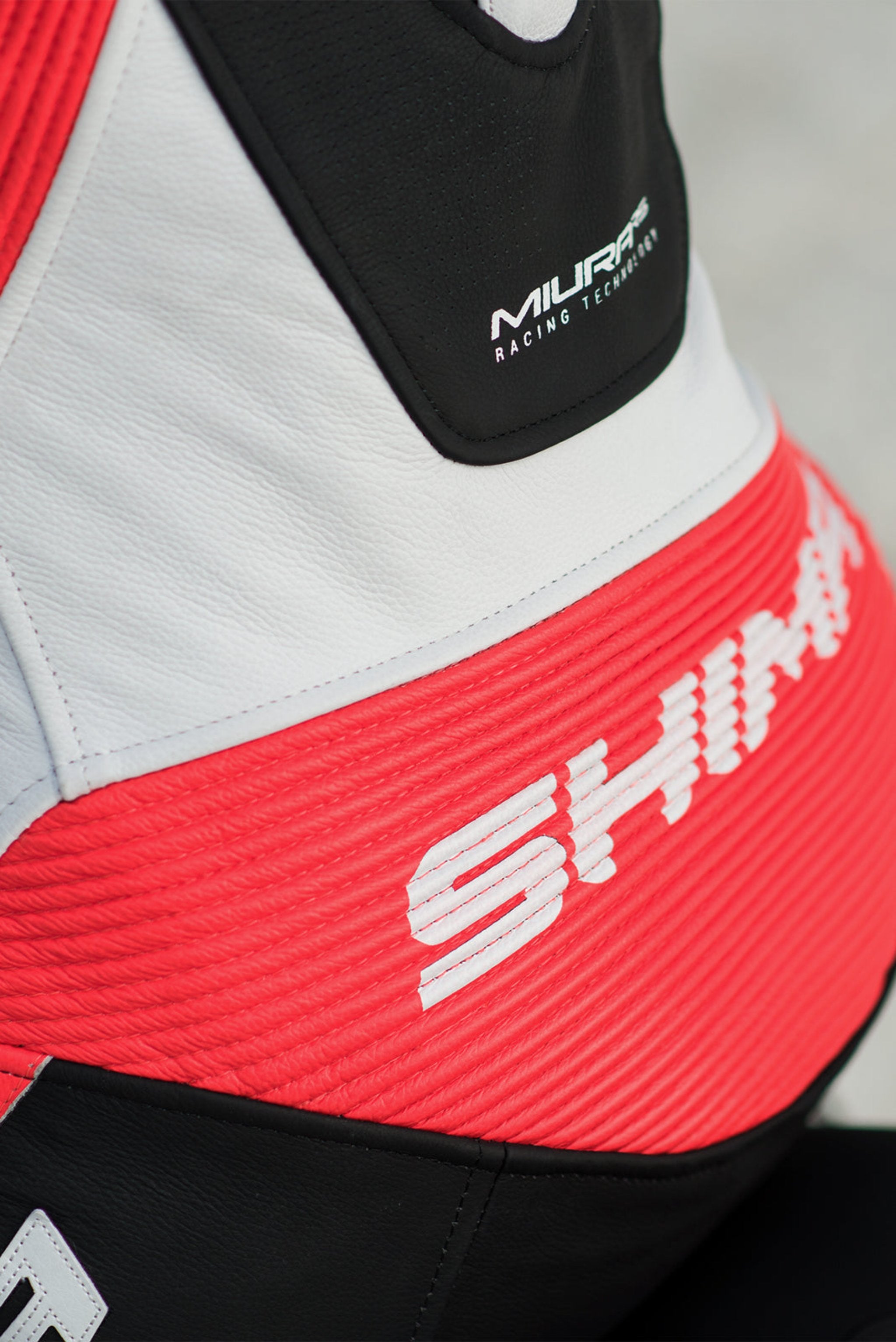 A close up of a woman&#39;s back wearing Women&#39;s racing suit MIURA RS in black, white and fluo from Shima 